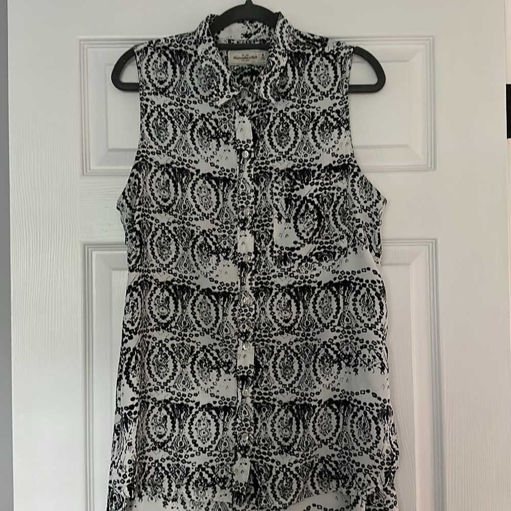 Abercrombie & Fitch Sleeveless Button Blouse